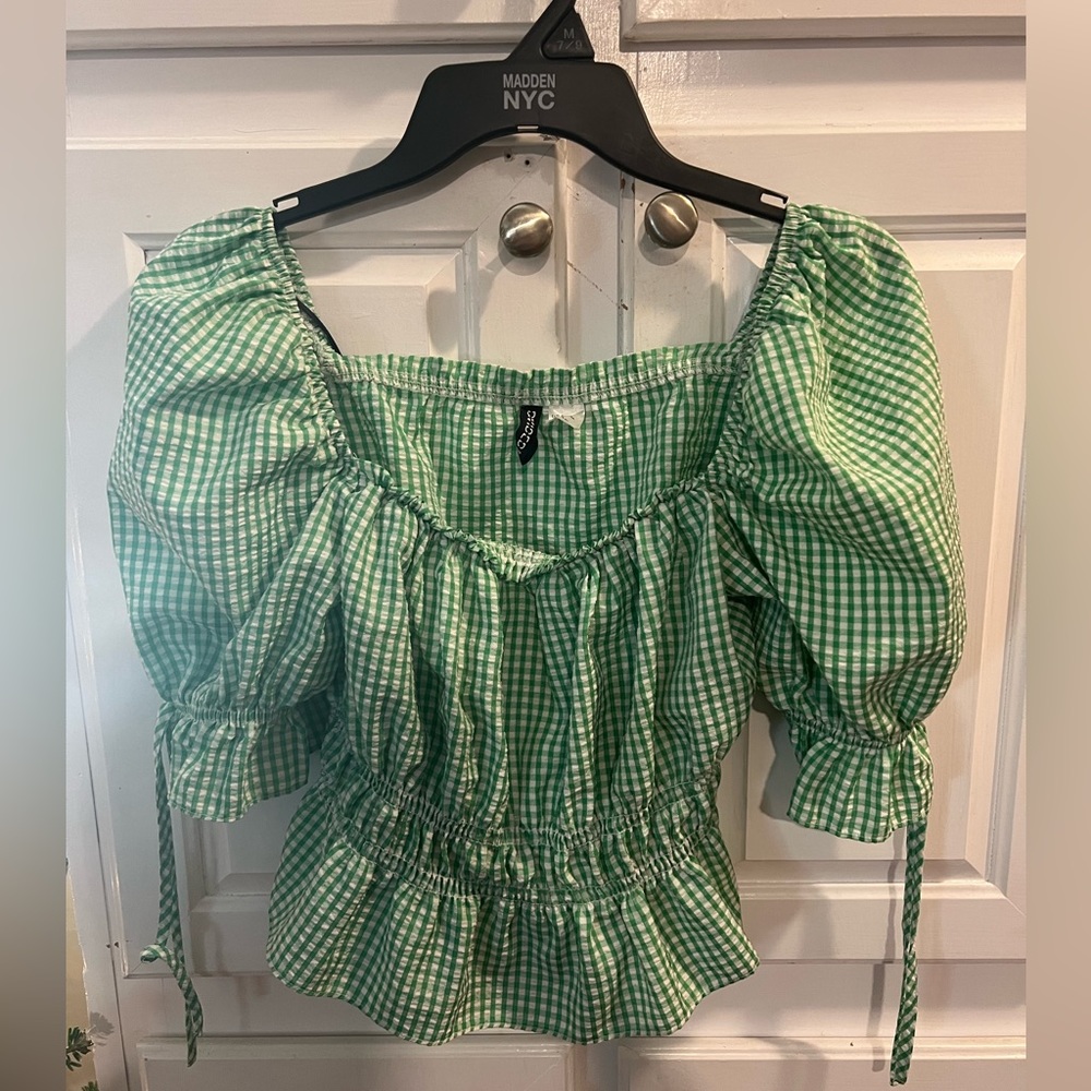 Green gingham puff sleeve blouse